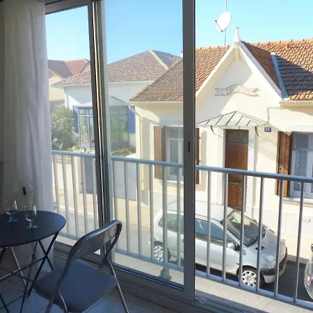 Sol-y-days Vidourle: Riverside Comfort With Parking Near Boucanet Apartment *